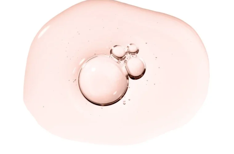 serum-smear-smudge-golden-swatch-with-collagen-and-peptides-picture-id1223398152-1024x1024